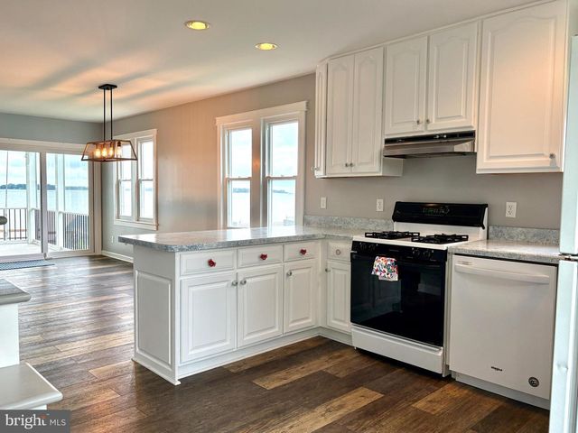 2513 BARRISON POINT RD, Essex, MD 21221