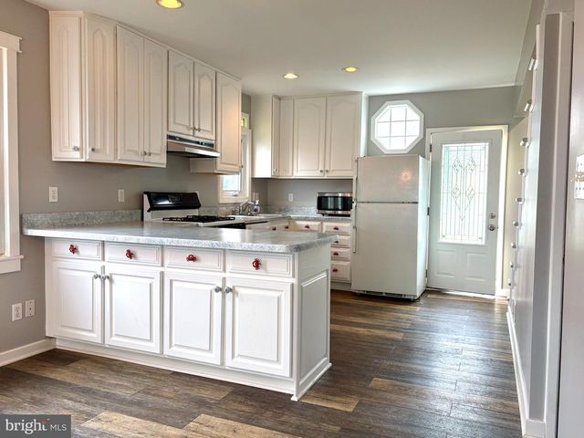 2513 BARRISON POINT RD, Essex, MD 21221