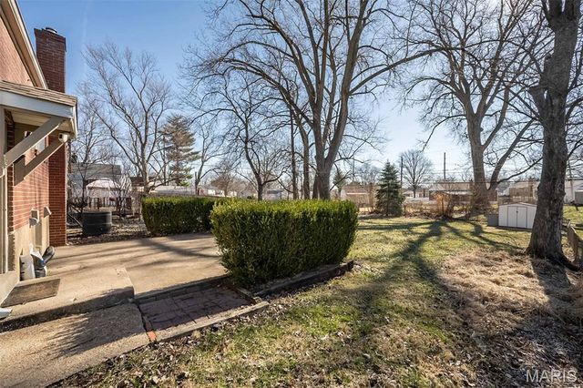 10524 Saint Henry Lane, St Ann, MO 63074