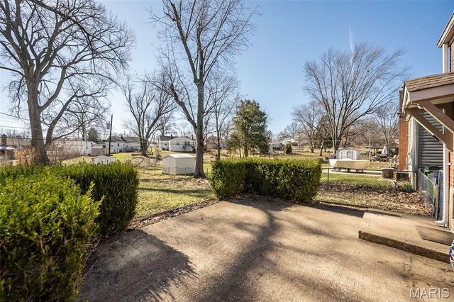 10524 Saint Henry Lane, St Ann, MO 63074