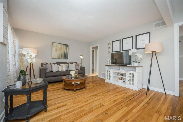 10524 Saint Henry Lane, St Ann, MO 63074