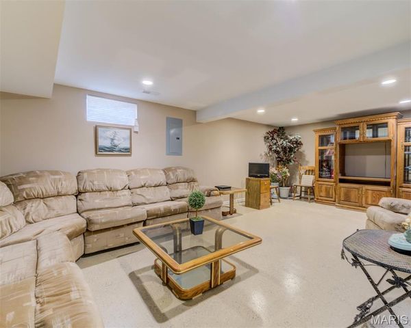 910 N Saint Jacques Street, Florissant, MO 63031