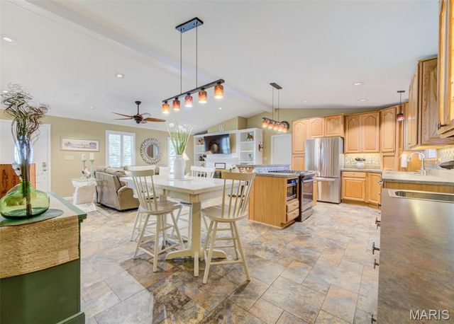 910 N Saint Jacques Street, Florissant, MO 63031