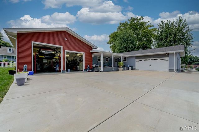 910 N Saint Jacques Street, Florissant, MO 63031