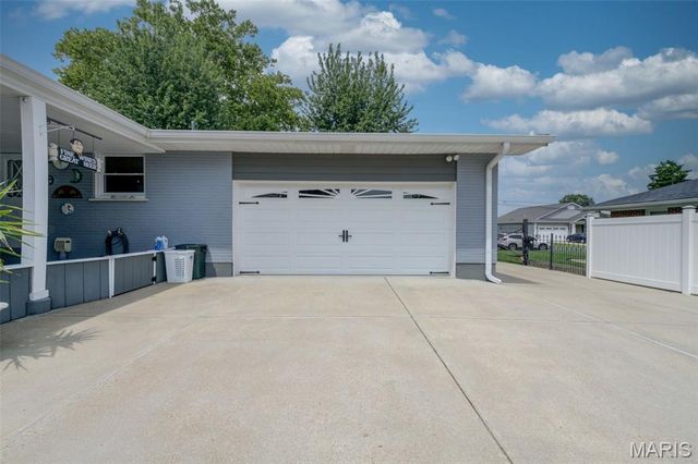 910 N Saint Jacques Street, Florissant, MO 63031