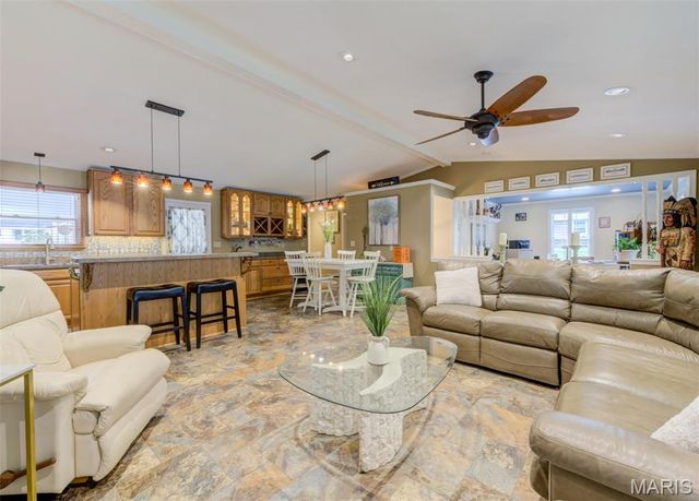 910 N Saint Jacques Street, Florissant, MO 63031
