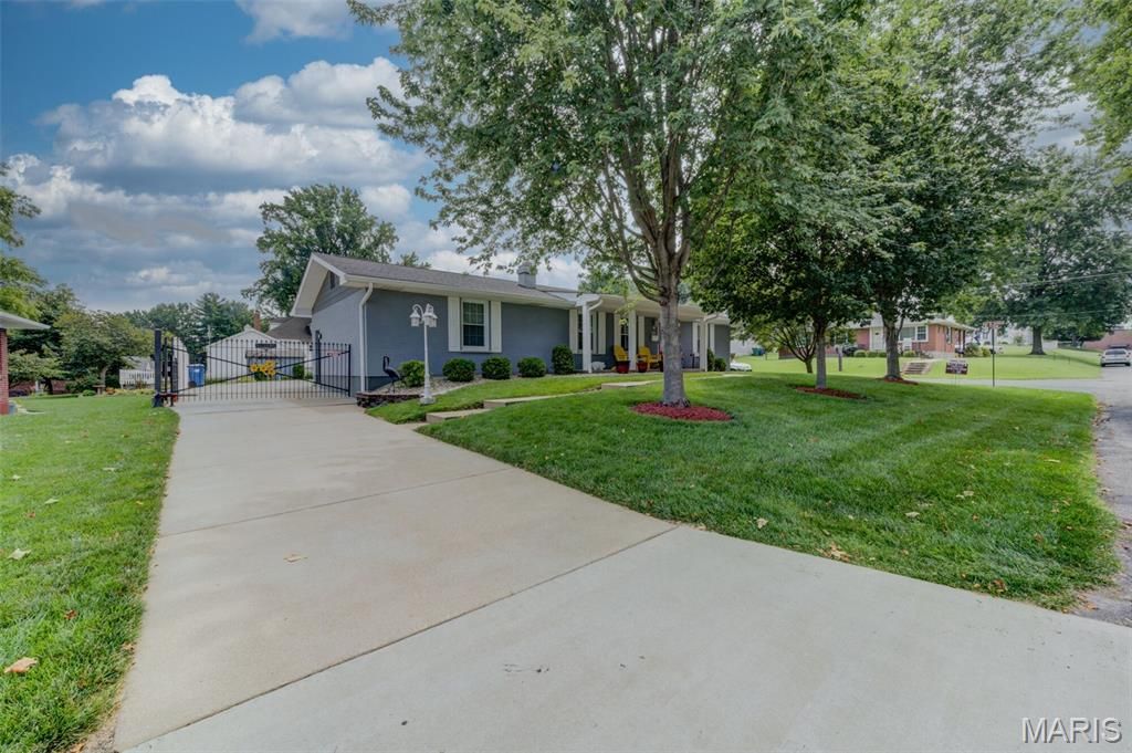 910 N Saint Jacques Street, Florissant, MO 63031