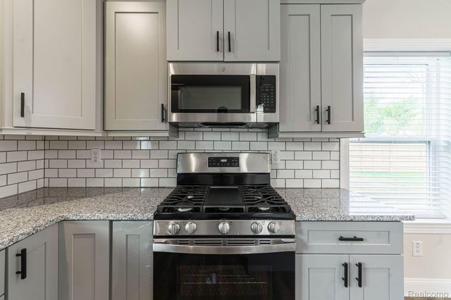 23013 Helen, Southfield, MI 48033