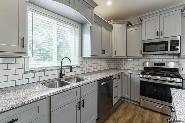 23013 Helen, Southfield, MI 48033