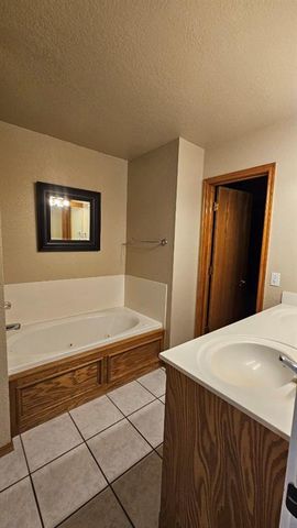 413 W Pines Way, Mustang, OK 73064