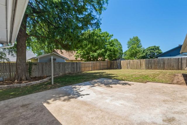 817 N Platt Circle, Moore, OK 73170