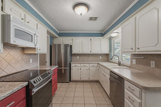 817 N Platt Circle, Moore, OK 73170