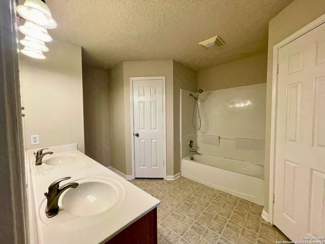 8600 WOOD WIND, San Antonio, TX 78251