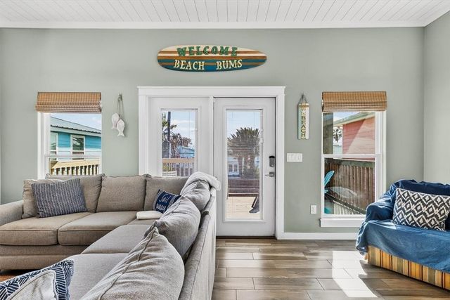 315 S 10th St, Port Aransas, TX 78373