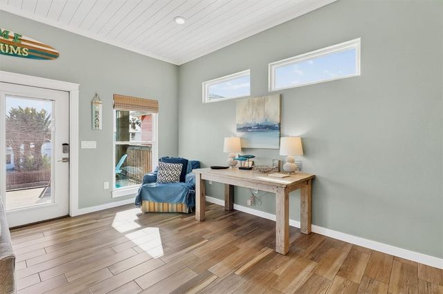 315 S 10th St, Port Aransas, TX 78373