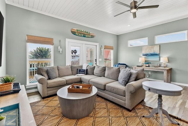 315 S 10th St, Port Aransas, TX 78373