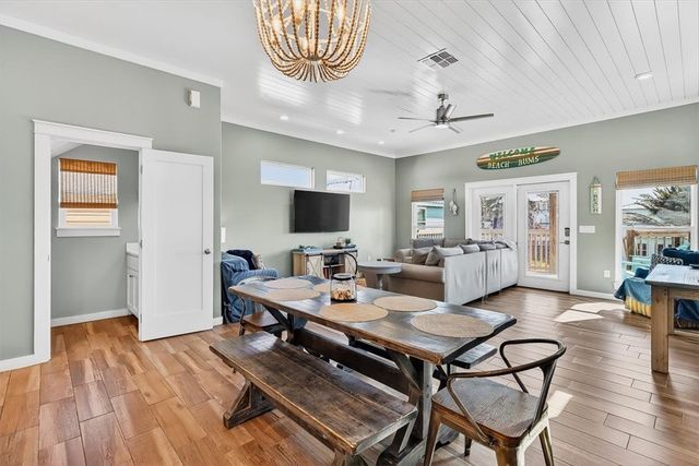 315 S 10th St, Port Aransas, TX 78373