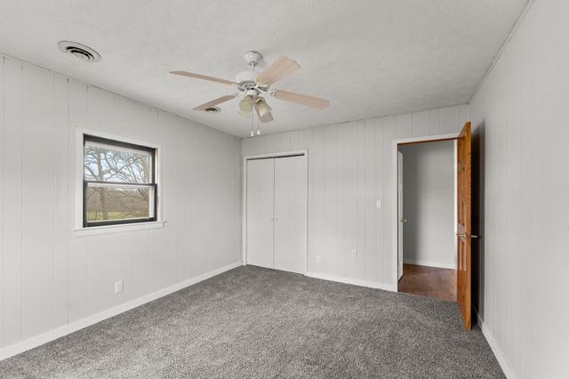 1199 S Diggins Main Street, Seymour, MO 65746