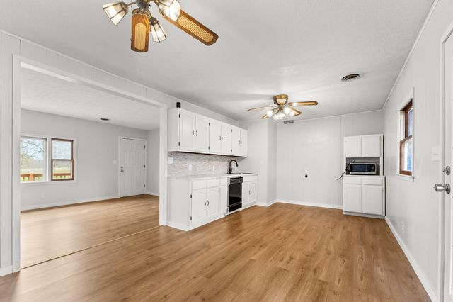 1199 S Diggins Main Street, Seymour, MO 65746