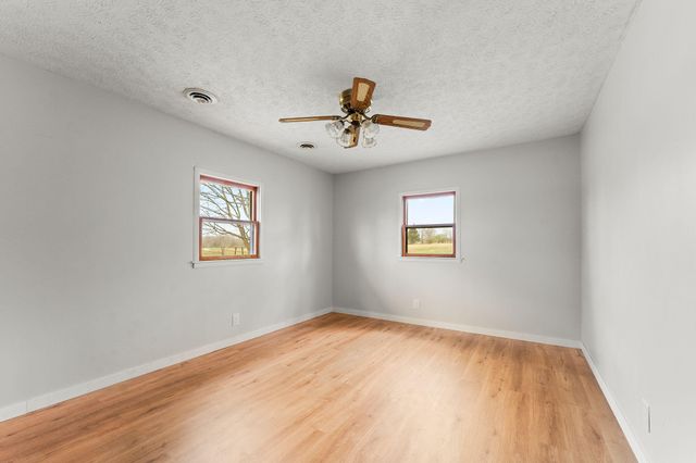 1199 S Diggins Main Street, Seymour, MO 65746