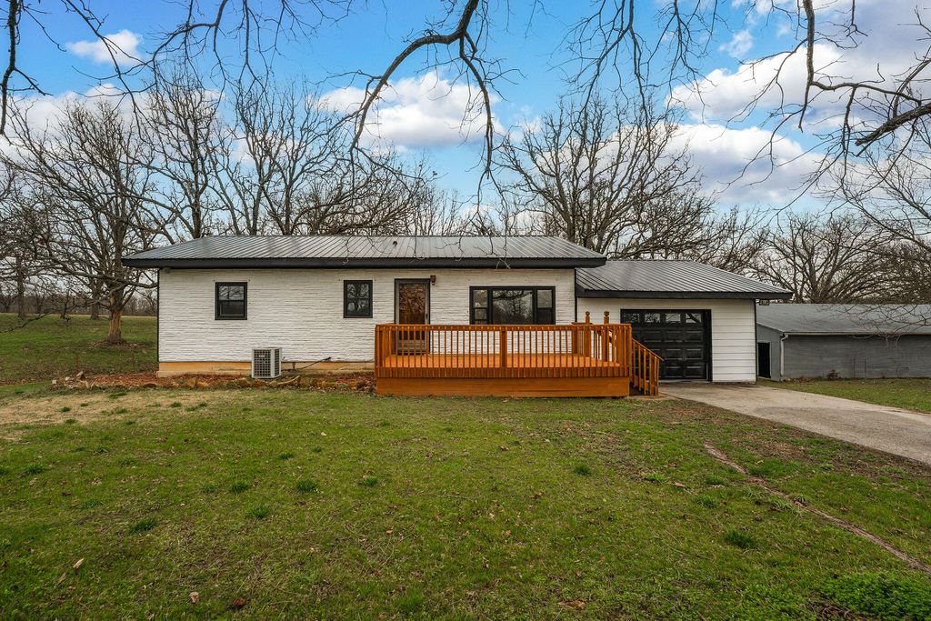1199 S Diggins Main Street, Seymour, MO 65746