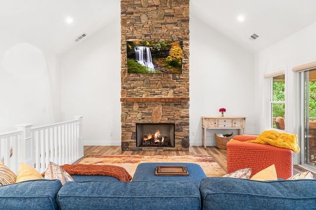 1060 Chatuge Village Circle, Hayesville, NC 28904