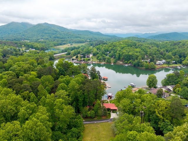 1060 Chatuge Village Circle, Hayesville, NC 28904