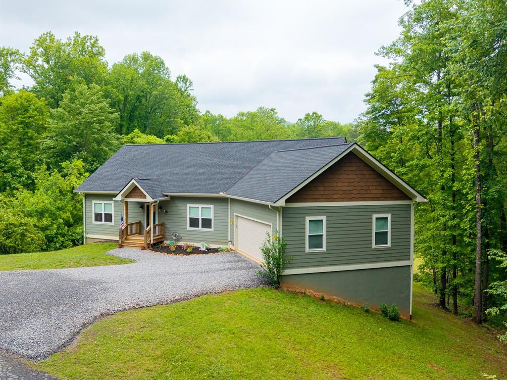 1060 Chatuge Village Circle, Hayesville, NC 28904