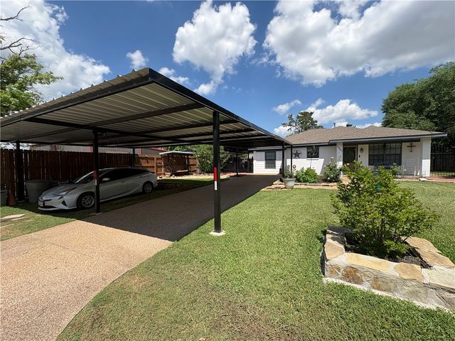 1501 Maple Drive, Bryan, TX 77803
