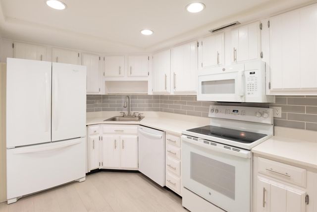 2000 Presidential Way 1606, West Palm Beach, FL 33401