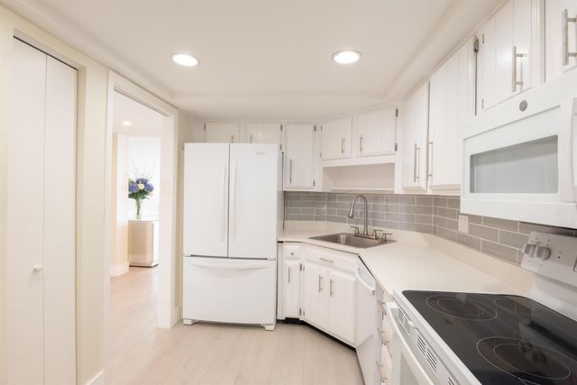 2000 Presidential Way 1606, West Palm Beach, FL 33401