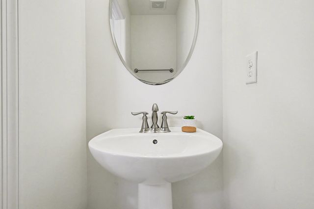 2813 Winterberry Dr, Columbia, TN 38401