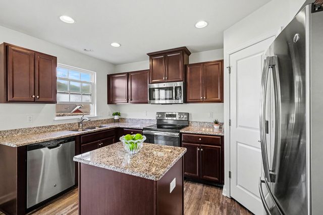 2813 Winterberry Dr, Columbia, TN 38401