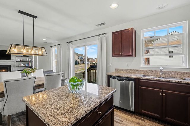 2813 Winterberry Dr, Columbia, TN 38401