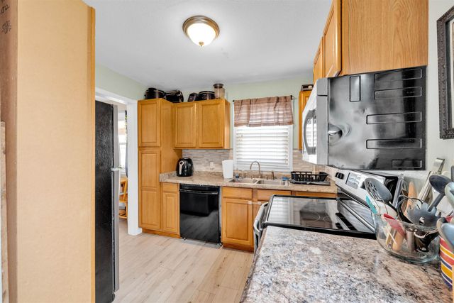 144 Wire Ave, Haysville, KS 67060