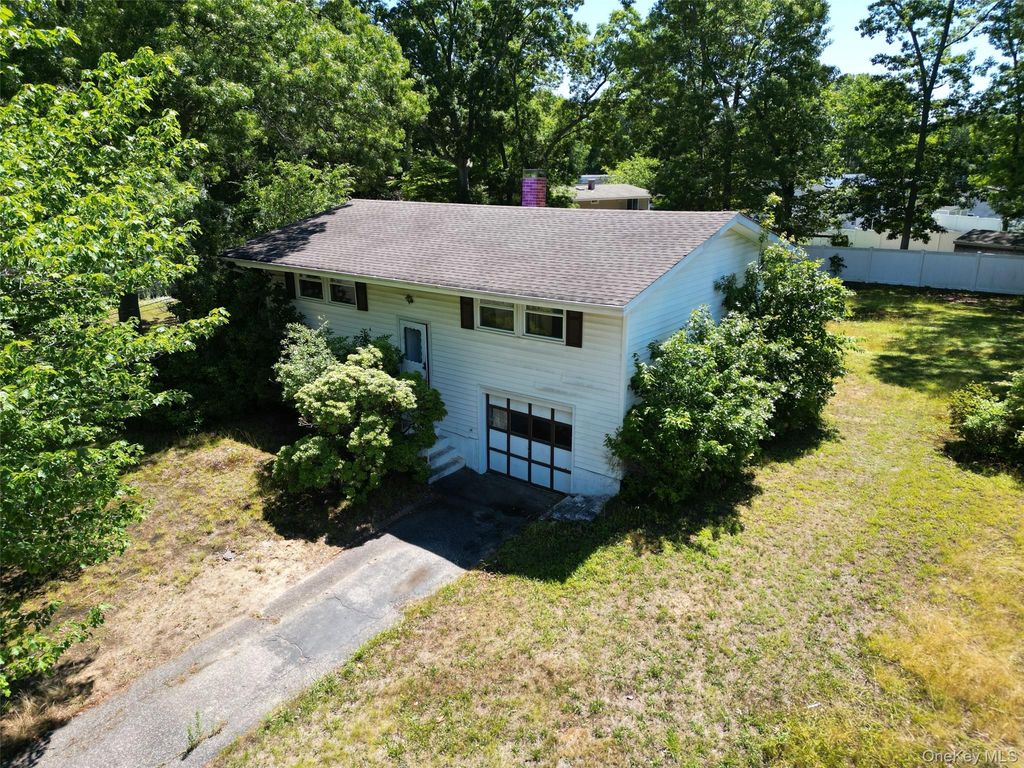 26 Cabin Lane, East Setauket, NY 11733