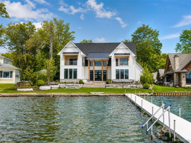 12530 Woodhull Landing, Fenton, MI 48430