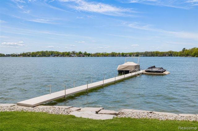 12530 Woodhull Landing, Fenton, MI 48430