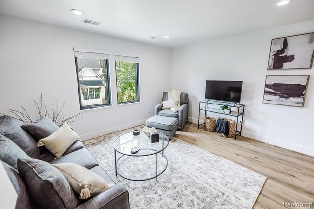 12530 Woodhull Landing, Fenton, MI 48430