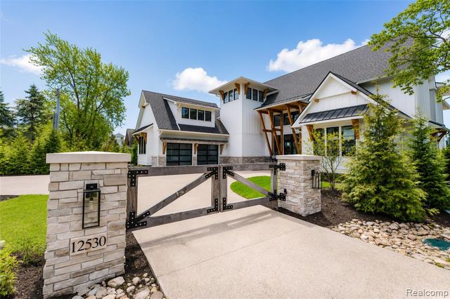 12530 Woodhull Landing, Fenton, MI 48430