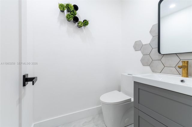 21204 Harbor Way 122-12, Aventura, FL 33180