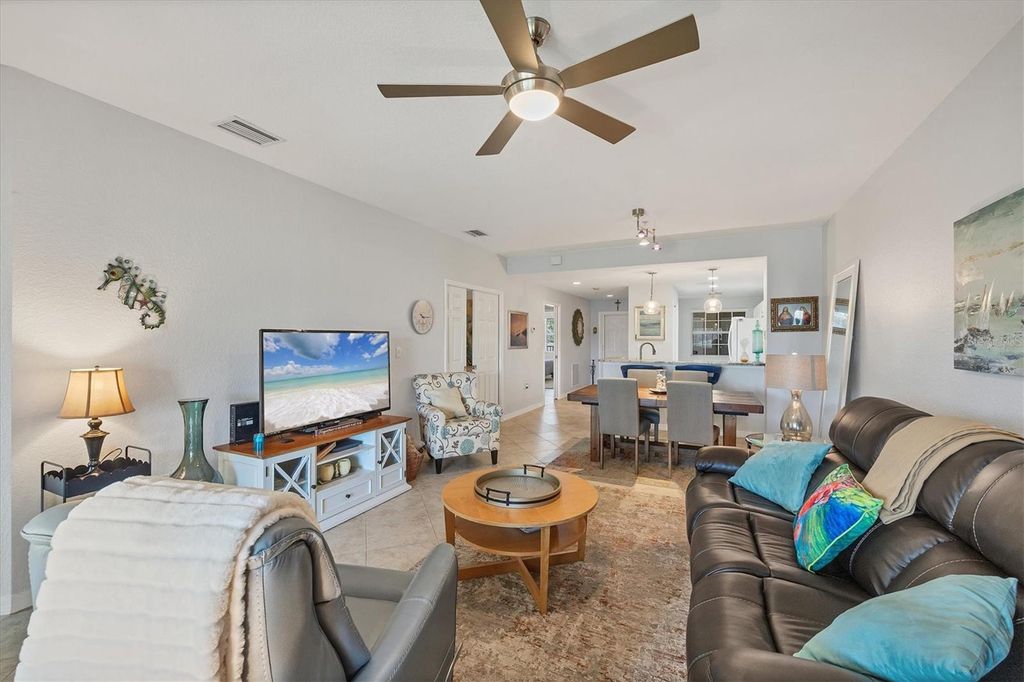 Image 12 of property listing at 6342 GRAND OAK CIRCLE 204, Bradenton, FL 34203