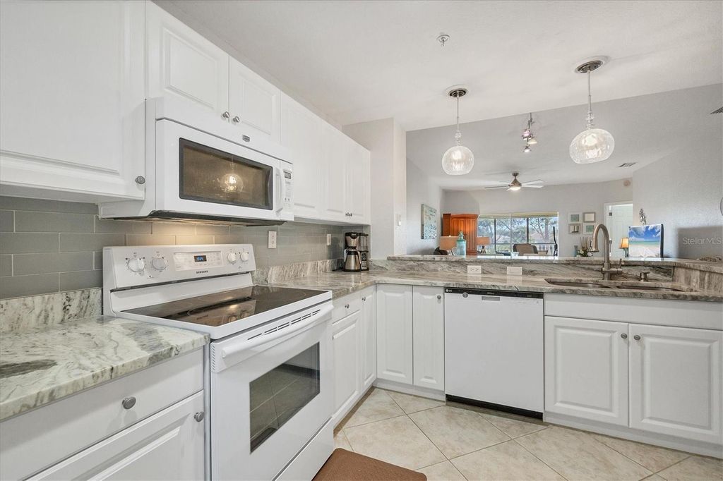 Image 15 of property listing at 6342 GRAND OAK CIRCLE 204, Bradenton, FL 34203