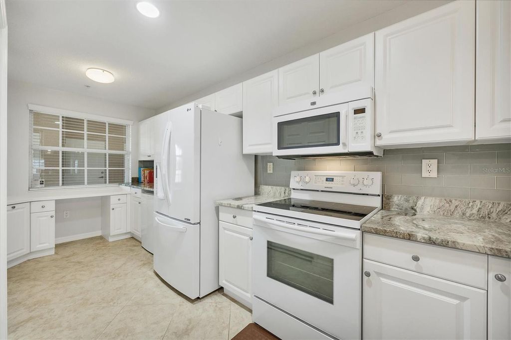 Image 16 of property listing at 6342 GRAND OAK CIRCLE 204, Bradenton, FL 34203