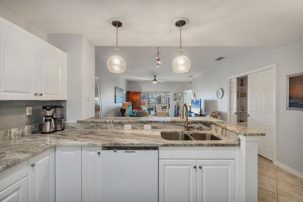 Image 18 of property listing at 6342 GRAND OAK CIRCLE 204, Bradenton, FL 34203