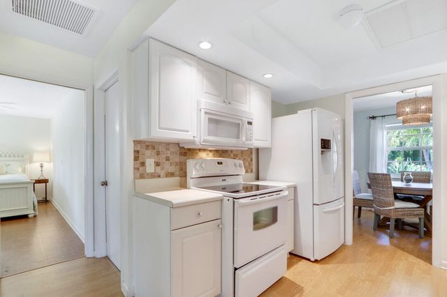 8574 SE Seagrape Way, Hobe Sound, FL 33455