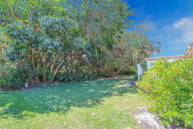 8574 SE Seagrape Way, Hobe Sound, FL 33455