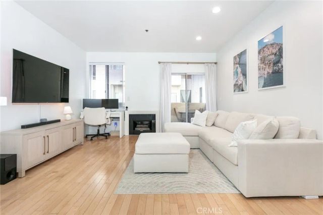 19350 Sherman Way 124, Reseda, CA 91335