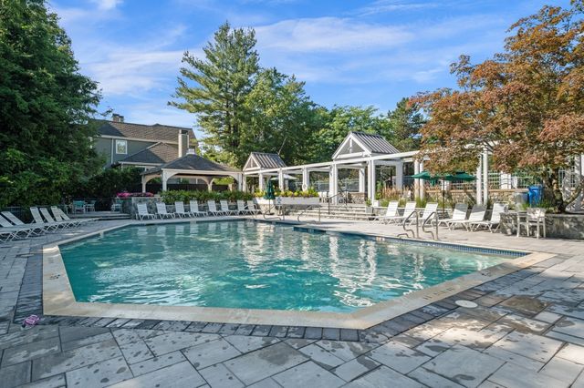 9 Bishops Forest Dr 9, Waltham, MA 02452