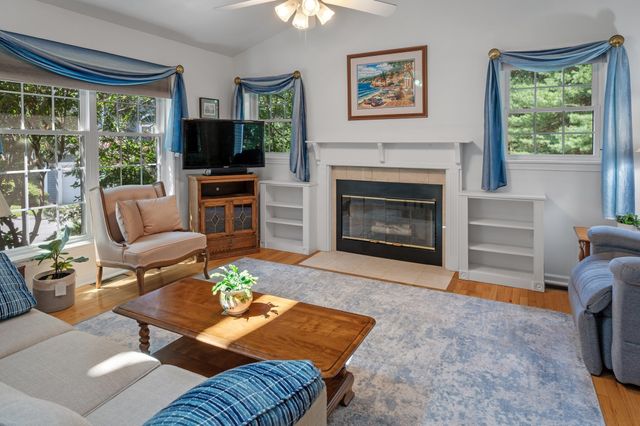 9 Bishops Forest Dr 9, Waltham, MA 02452